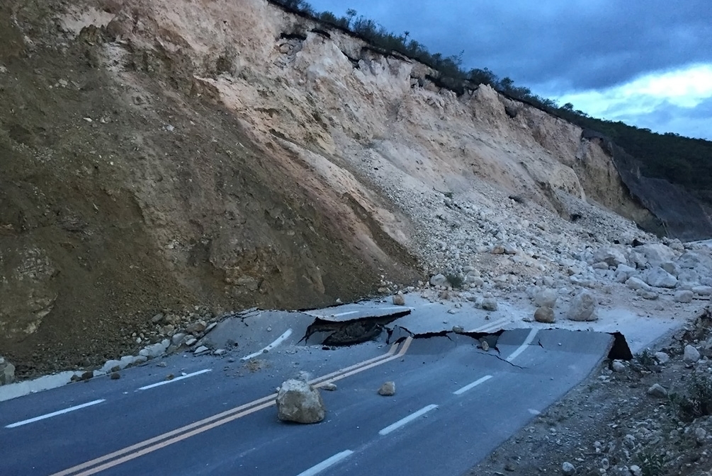 Cierran la autopista Cuacnopalan-Oaxaca por derrumbe en falla geológica