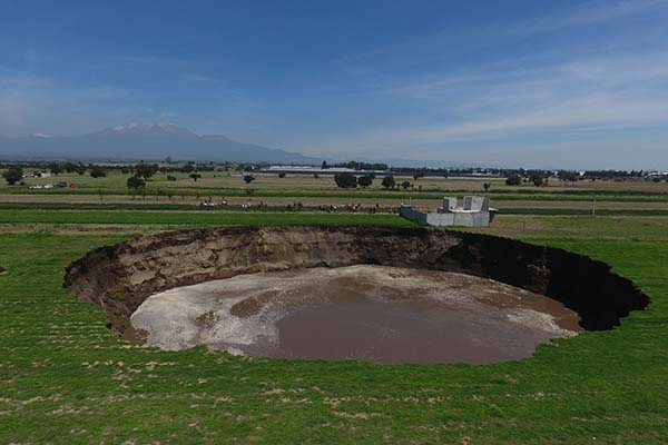 Socavón en Puebla tendría origen en falla geológica