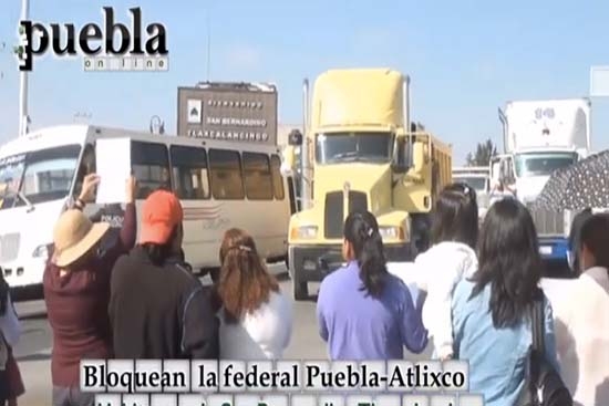 Bloquean la federal Puebla-Atlixco: exigen búsqueda de joven desaparecida