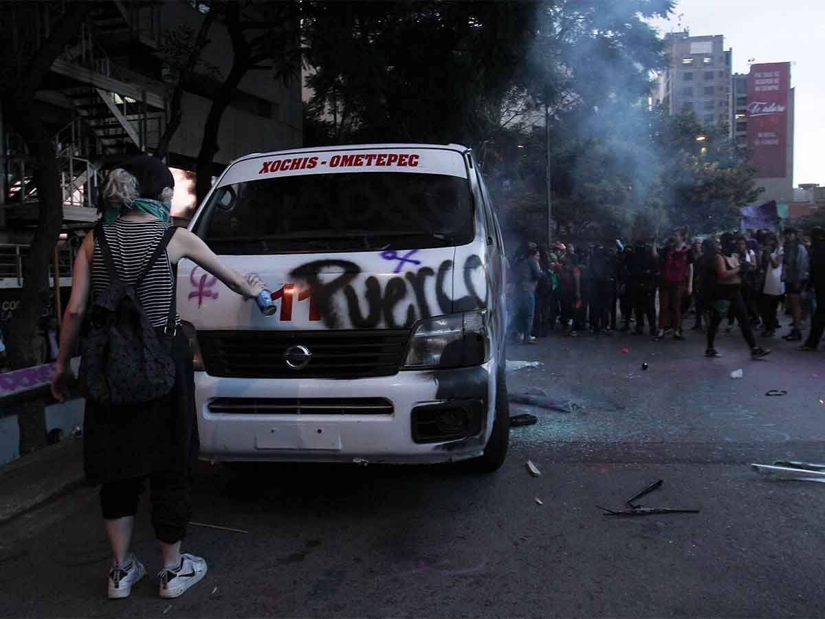Encapuchadas causan destrozos en CDMX en marcha contra violaciones