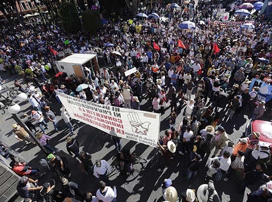 Miles de poblanos marchan contra el “gasolinazo”