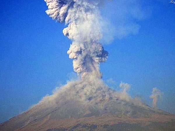 Hasta 3 metros de altura alcanzó columna de ceniza del volcán Popocatépetl
