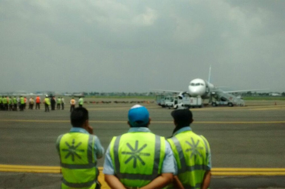 Detienen a pasajero por amenaza de bomba en vuelo a Huatulco