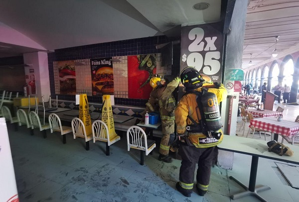 Bomberos sofocan incendio en negocio del centro de Puebla