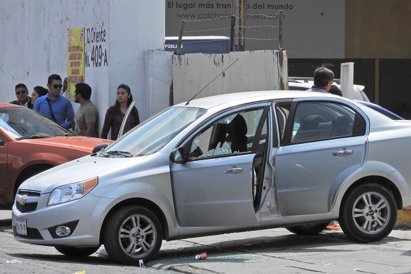Balean a hombre al salir de estacionamiento en el centro de Puebla