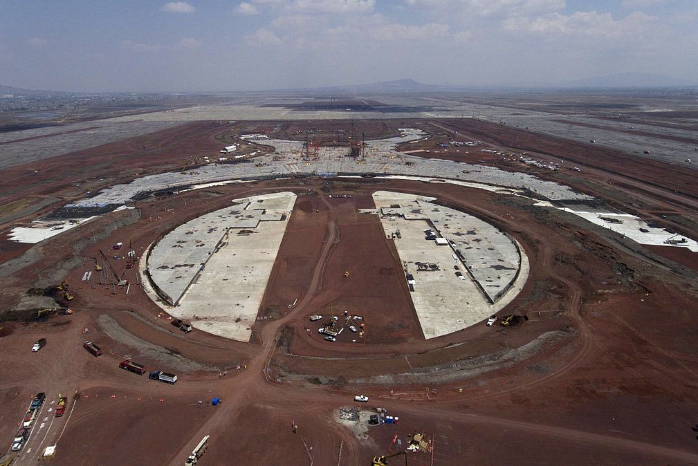AMLO exigirá a Peña detener obras del Aeropuerto