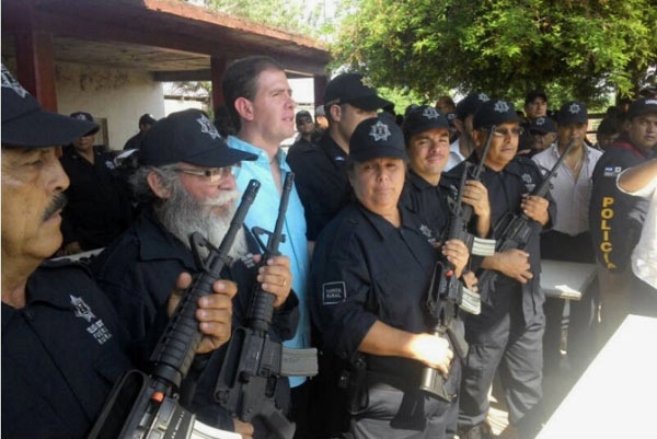 Castillo arma a la Nueva Policía Fuerza Rural de Michoacán