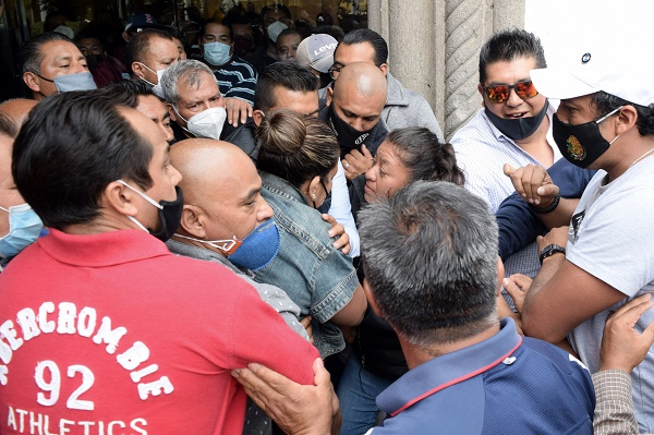 FOTOS: Trabajadores se enfrentan por reelección en el sindicato del Ayuntamiento de Puebla