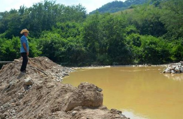 Minera derrama toneladas de tóxicos en arroyos de Sinaloa