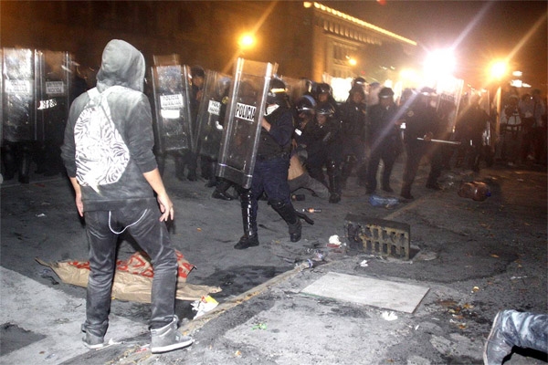Golpeadores profesionales en marchas por Ayotzinapa, señala SSPDF