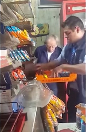 VIDEO: Detienen a repartidor de Bimbo que robó mercancía a un anciano en su tienda