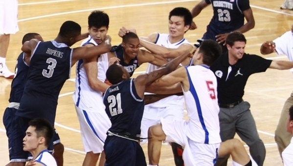 VIDEO: Juego de baloncesto acabó en batalla campal en Filipinas
