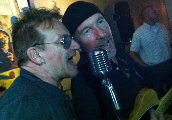 VIDEO: U2 se avienta palomazo en bar de Los Cabos