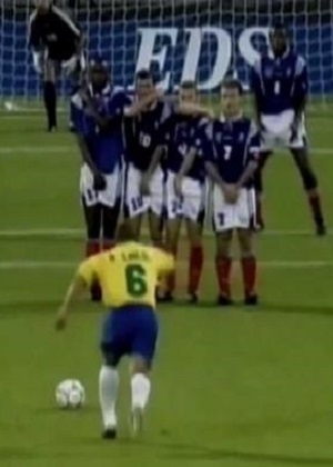 VIDEO: Roberto Carlos quiso emular gol ante Francia, esto sucedió…
