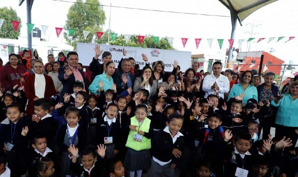 Claudia Rivera entregó equipamiento a siete instituciones públicas de educación en San Baltazar Campeche