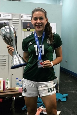 VIDEO: Norma Palafox, de Chivas Femenil, recibida por fan con ramo de rosas