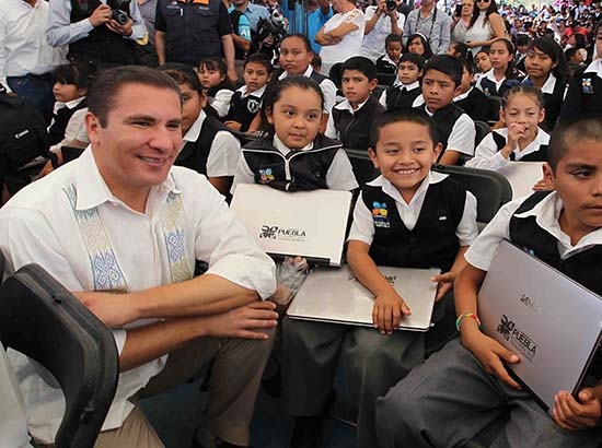 RMV inaugura Centro de Educación a Distancia y entrega computadoras en Izúcar
