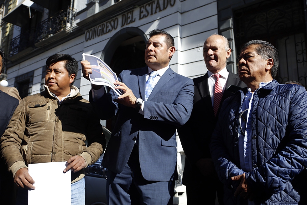 Armenta se victimiza y arma show en el Congreso del estado
