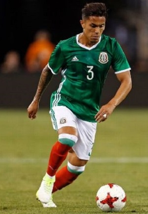 Carlos Salcedo presumió jersey y número con el Eintracht Frankfurt