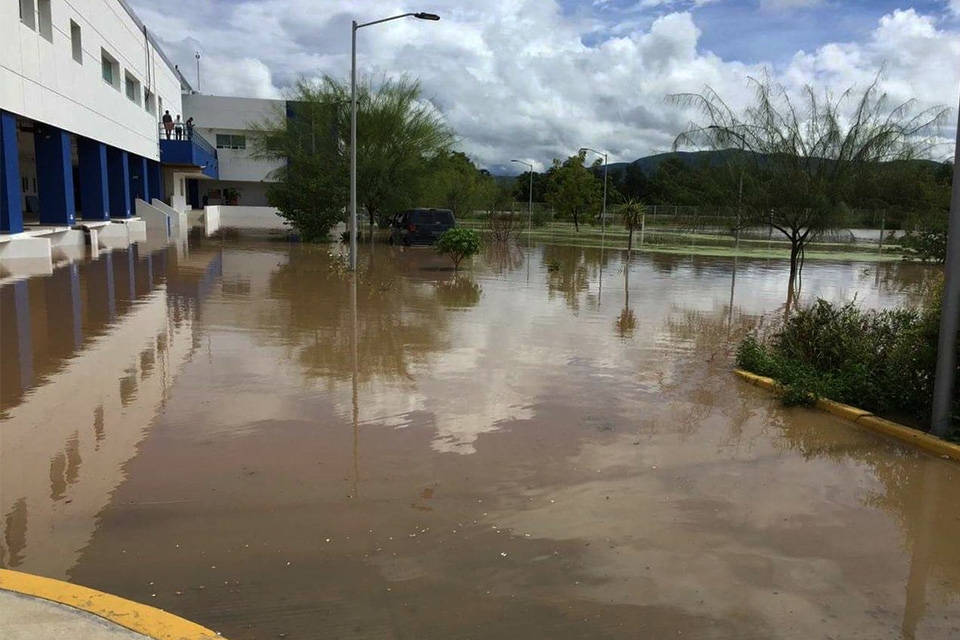 Desbordamiento del río Tizaac afecta a cinco municipios de la Mixteca
