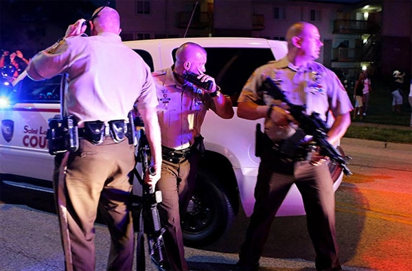 Policía de Ferguson que mató a Michael Brown renunció