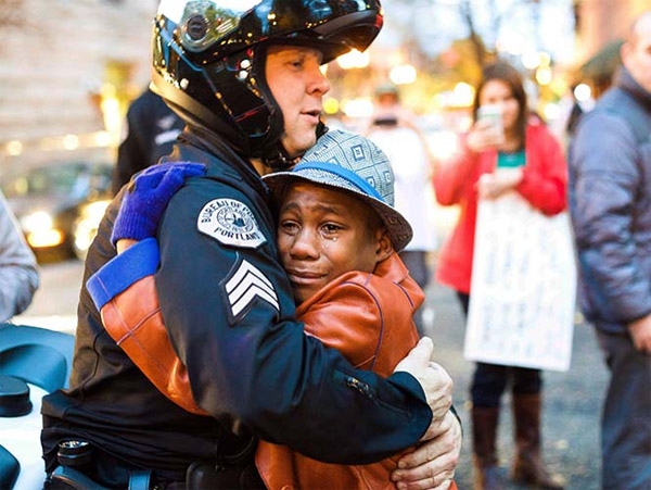 Conmueve al mundo foto de niño negro abrazando a policía en EU