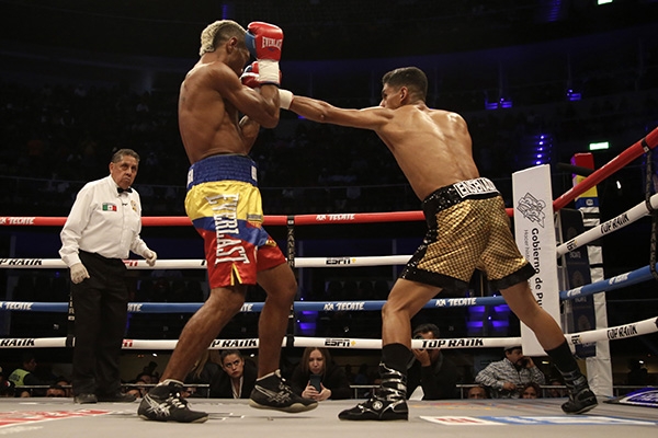 Exitosa pelea de campeonato mundial supergallo de box en Puebla