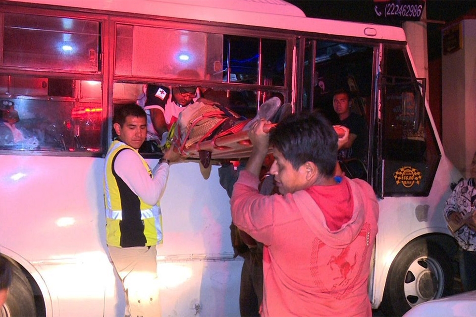Ebrio conductor choca contra Ruta 52 y deja cinco pasajeros lesionados