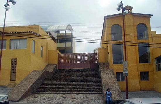 Escuela católica suspende a niño que se considera niña