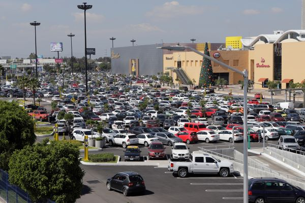 VIDEO. Denuncian cristalazo y robo a vehículo en estacionamiento de Angelópolis
