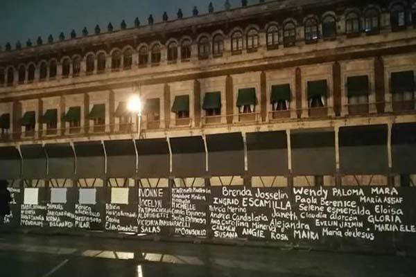 Mujeres convierten valla de AMLO en Muro de la Memoria