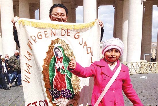 Hija de mexicanos pide al Papa interceder ante Obama para frenar deportaciones