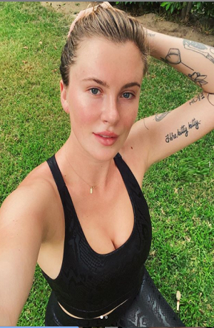 Ireland Baldwin presumió su voto en topless para redes sociales