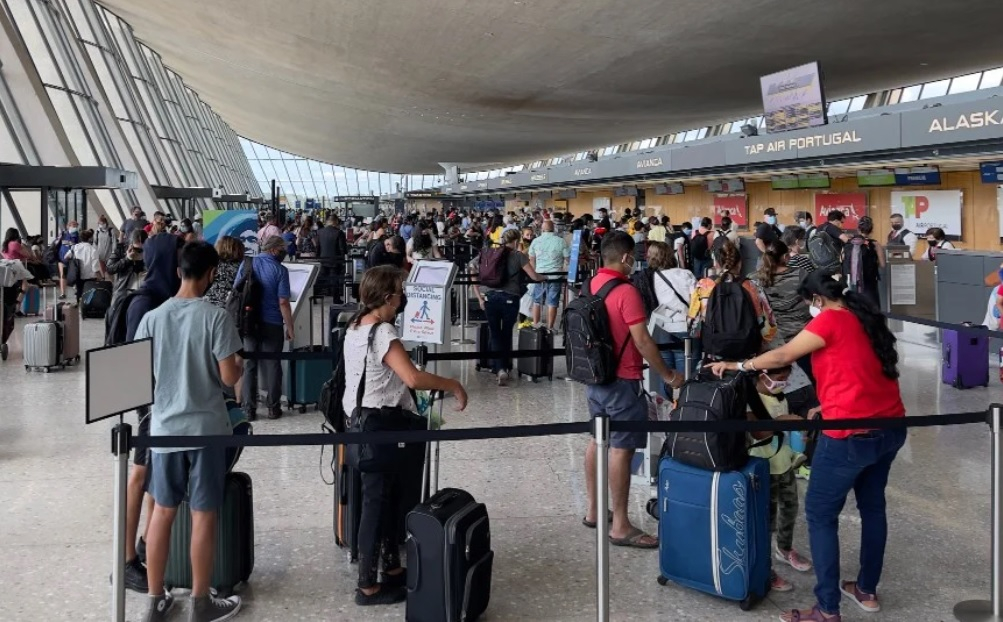 EU exigirá a viajeros vacuna COVID para ingresar al país
