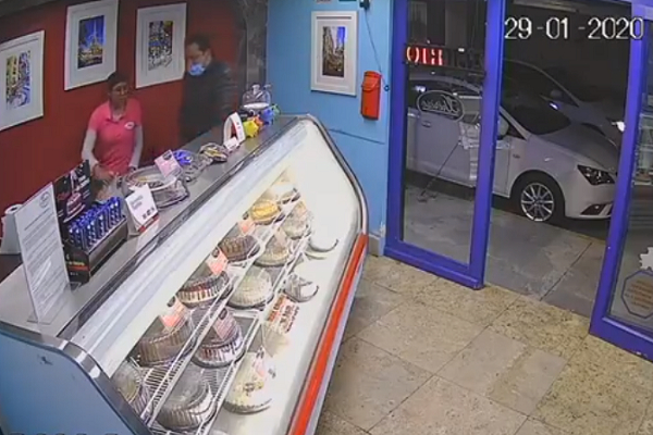 VIDEO: Solitario ladrón asaltó pastelería Theresé en la colonia Gabriel Pastor