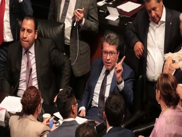 Ricardo Monreal sugiere a Barbosa no meterse con los muertos