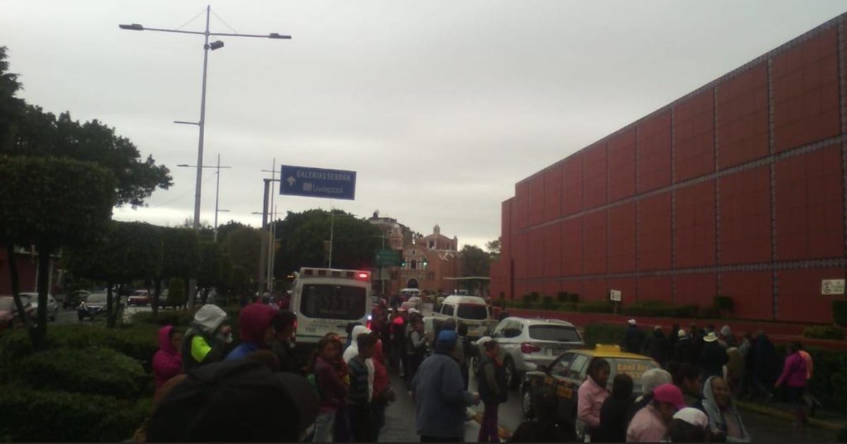 Antorchistas toman el carril de Ruta en el bulevar 5 de Mayo