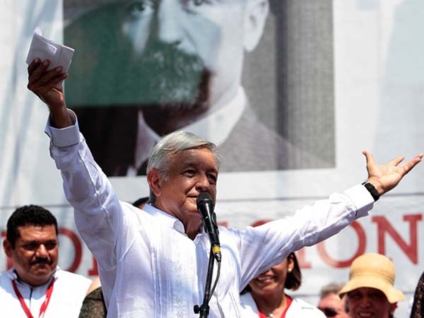 AMLO dice que rescatará industria petrolera como el general Cárdenas