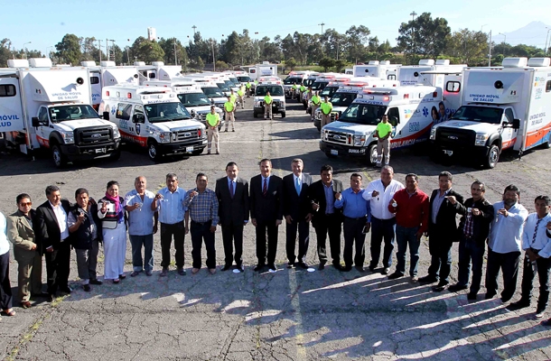 Moreno Valle entrega ambulancias y unidades móviles de salud