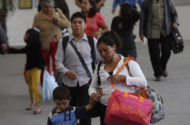 Otra vez abandonan a viajeros de Chiapas en gasolinera de Puebla