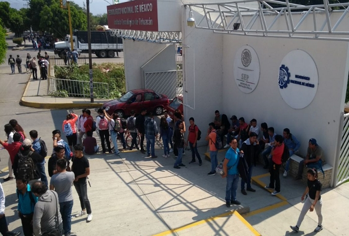 FOTOS: Desalojan CBTIS y Tecnológico de Tehuacán por amenazas de bombas