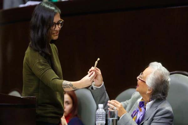 Olga Sánchez ¿se fumó el “churro” de mariguana que le regaló una diputada?