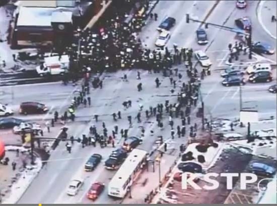 Conductor arrolla a manifestantes en EU