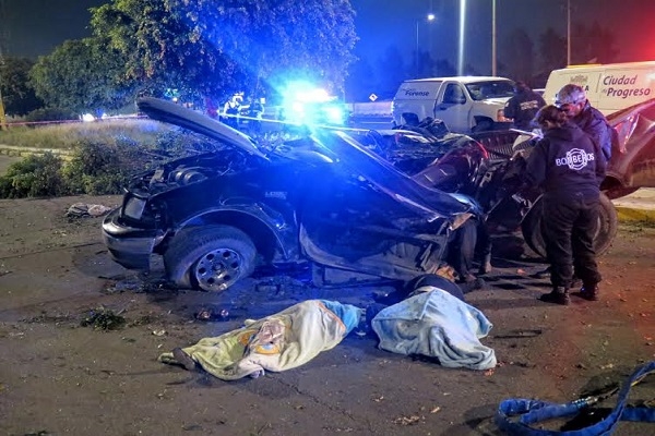 Muere familia al volcarse camioneta en el Periférico Ecológico