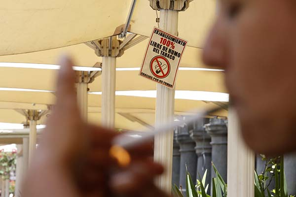 Ocho de cada 10 de bares y restaurantes en Puebla y Cholula incumplen Ley Antitabaco