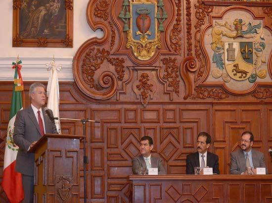 Penchyna en la BUAP: Reforma energética aumentará explotación de petróleo