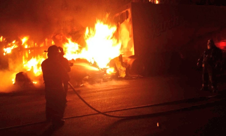Se incendia tráiler en el kilómetro 50 de la autopista México-Puebla
