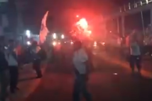 Aficionados del Club Puebla quemaron “Lobo BUAP” afuera de CU