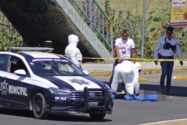 FOTOS: Mujer se quita la vida arrojándose de un puente peatonal en Puebla