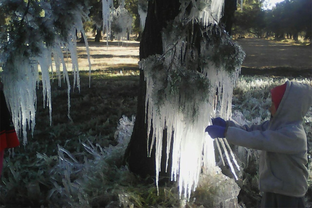 Capas de hielo cubren a comunidades de Puebla por masa de aire polar
